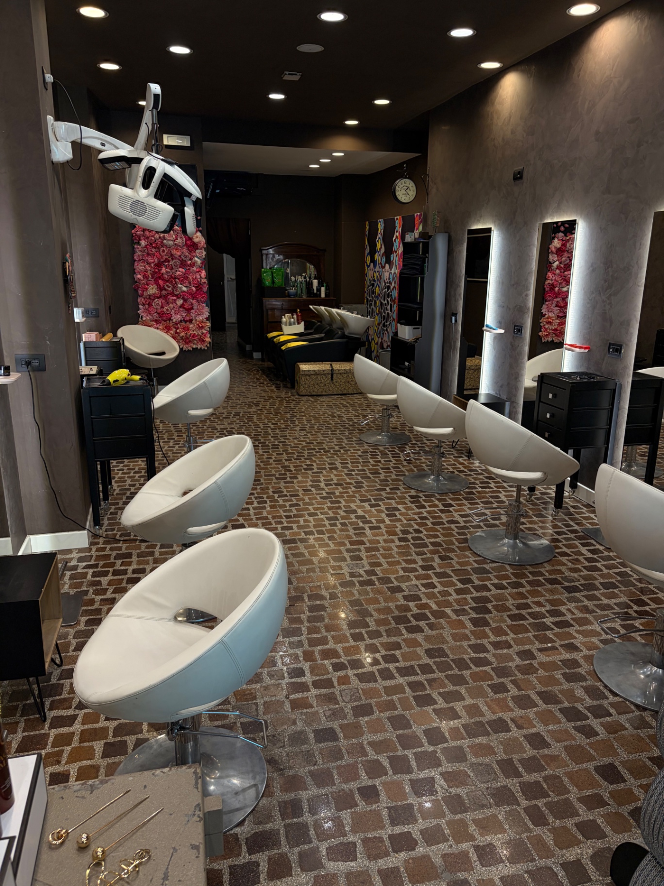Interno del salone NEWME by Ivana Ghedini a Roma